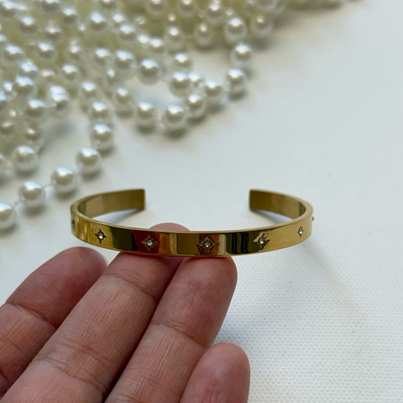 Gold Star-Embellished Bangle - Picture 3 of 4